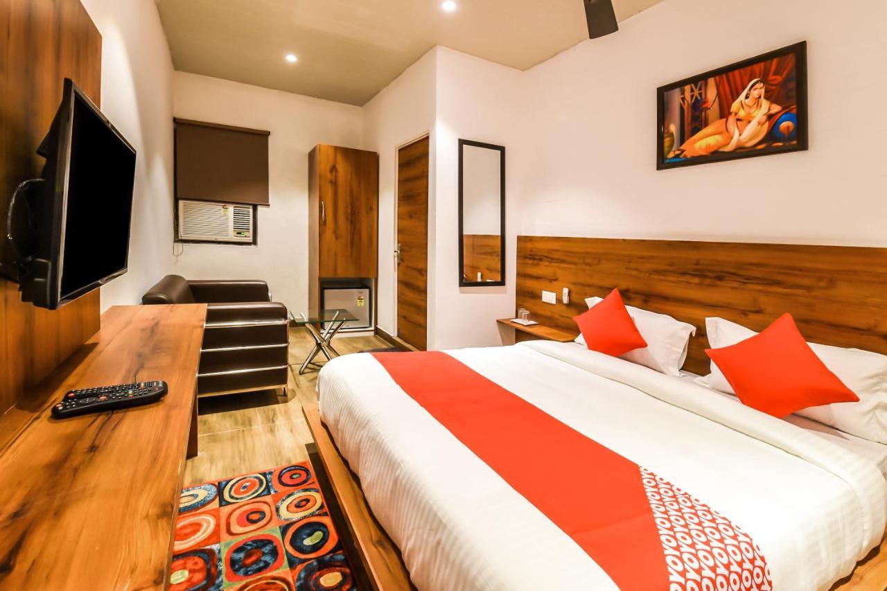 Capital O 19133 Oak Tree Hotel New Delhi Exterior foto