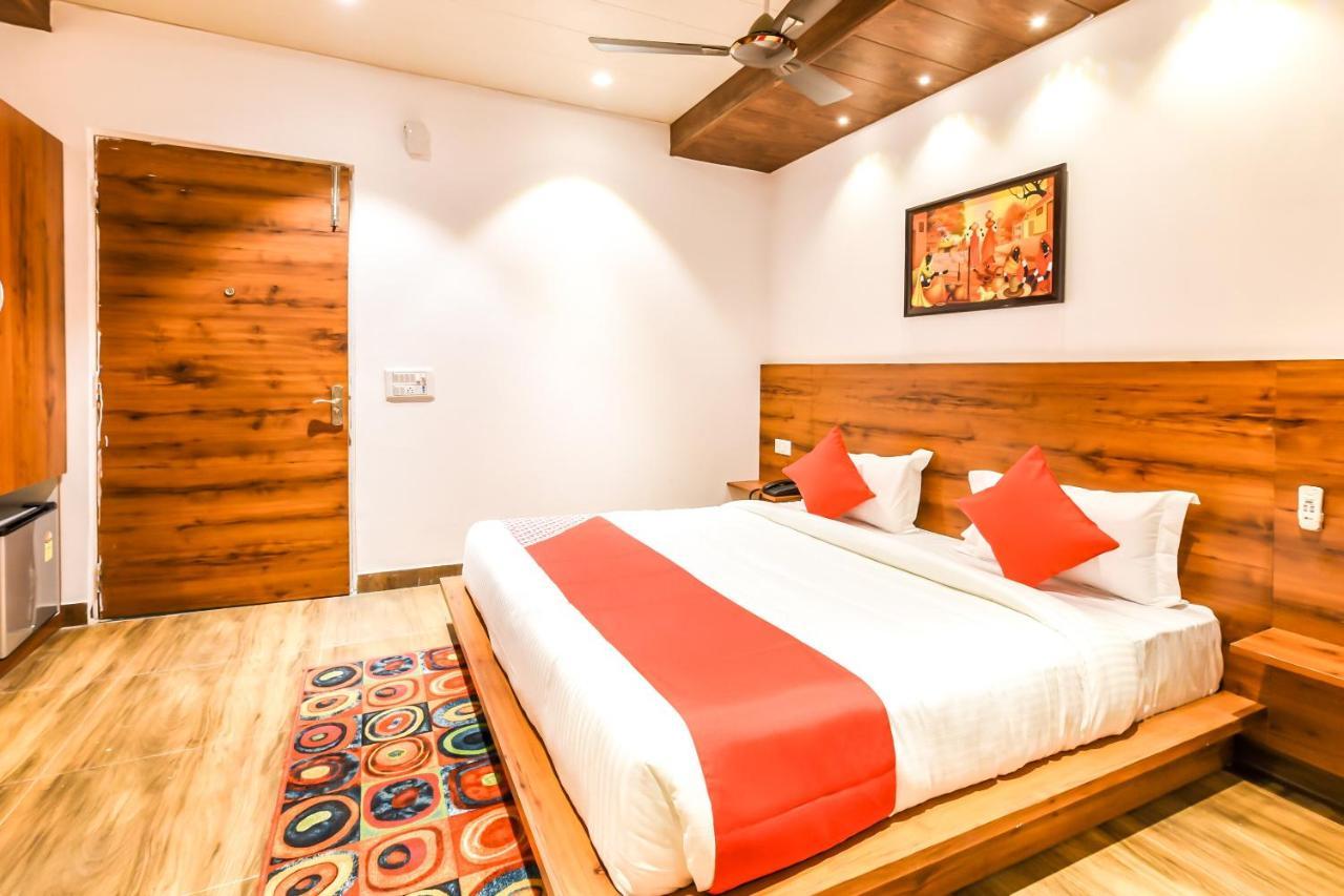 Capital O 19133 Oak Tree Hotel New Delhi Exterior foto