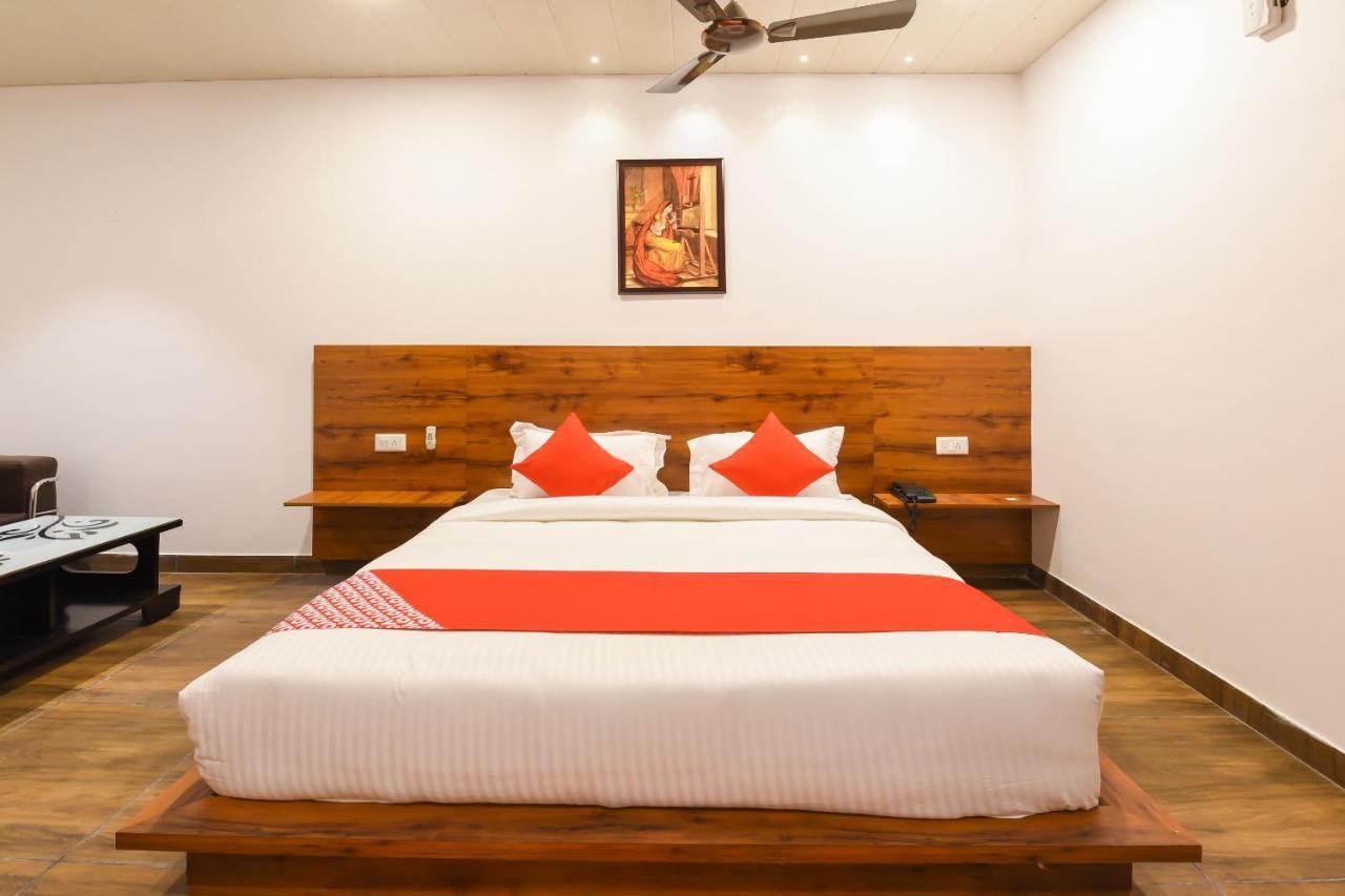 Capital O 19133 Oak Tree Hotel New Delhi Exterior foto